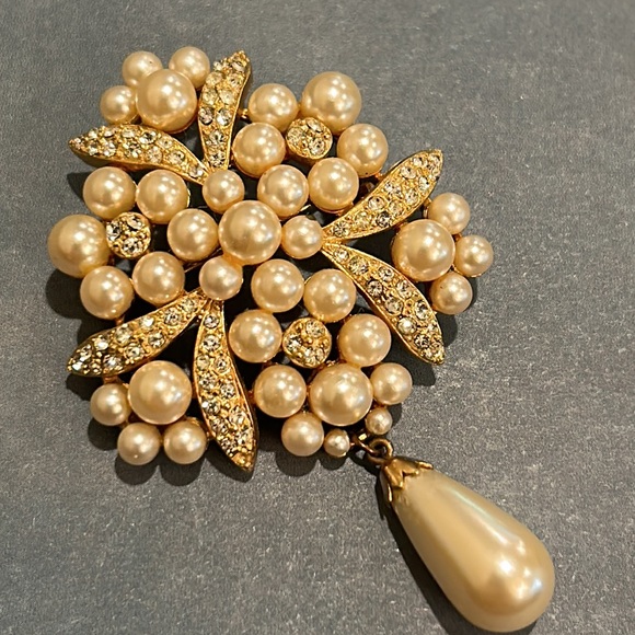 Vintage R. Mandle Pearl Brooch & Matching Earring Set. - Picture 9 of 14